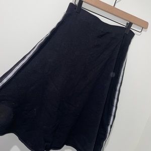 Size M but runs like a S, most comfortable skirt